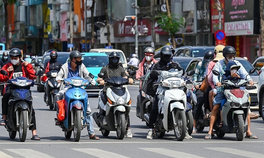 Nhiều người dân chần chừ, không dám mua xe máy xăng