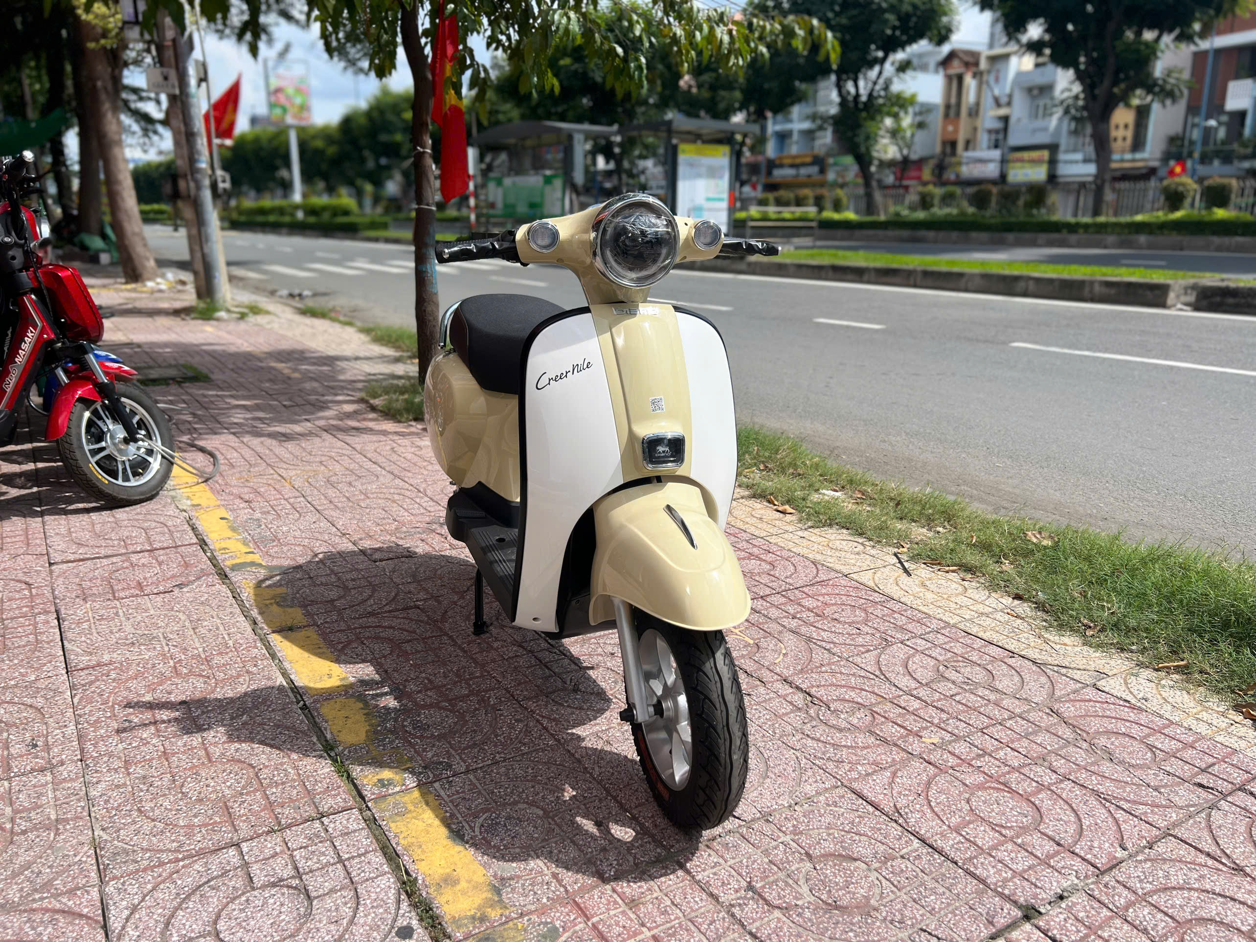 Ngày tựu trường kề cận, các chiến thần xe máy điện, xe đạp điện 
