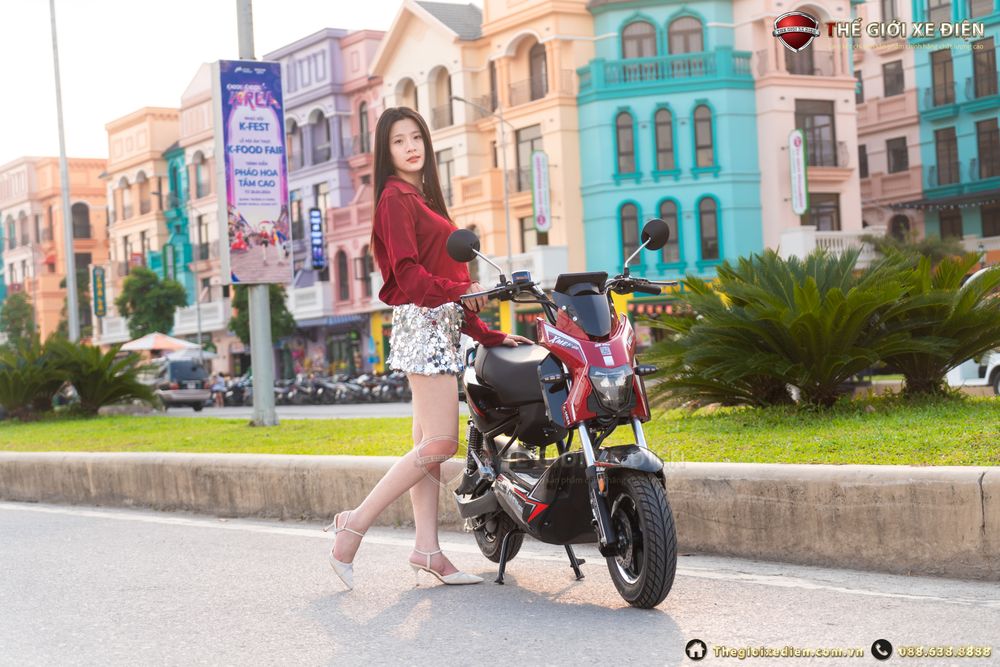 Chọn quà 8/3 cho bạn gái: Có nên tặng xe máy điện?