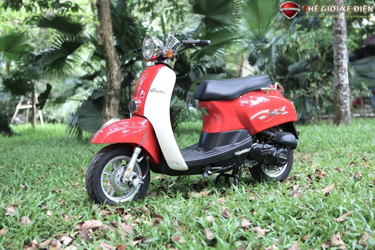 Nhắc lại Sài Gòn xưa với xe máy ga Scoopy 50cc Việt thái